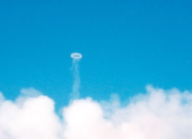 Mt Etna Smoke ring from SE crater 01/06/2000 LKP